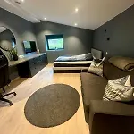 Lägenhet Spacious, 3 Bedroom House With Parking