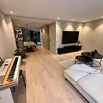 Spacious, 3 Bedroom House With Parking * Bergen