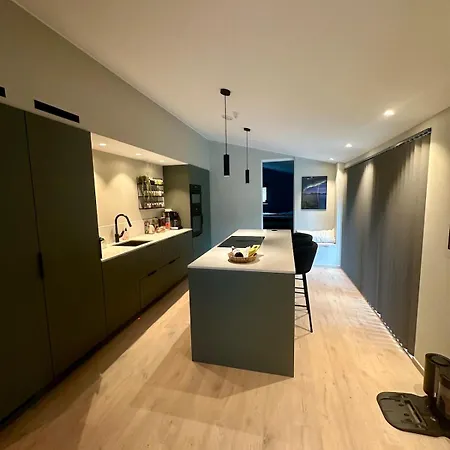 Spacious, 3 Bedroom House With Parking Апартаменты Берген
