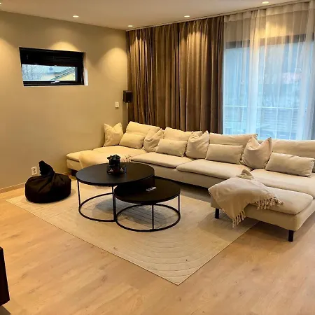 Spacious, 3 Bedroom House With Parking Берген