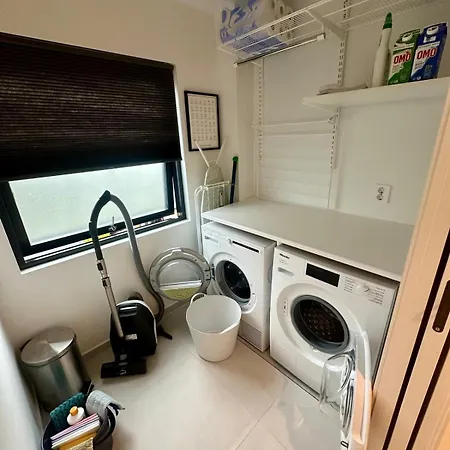 Spacious, 3 Bedroom House With Parking Апартаменты *