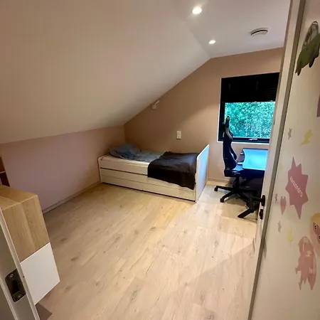 Spacious, 3 Bedroom House With Parking Апартаменты *
