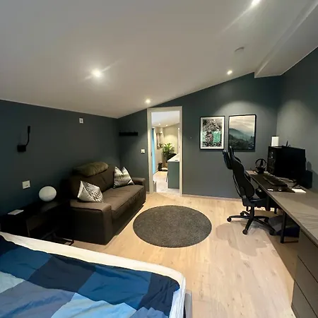 Spacious, 3 Bedroom House With Parking Апартаменты Берген