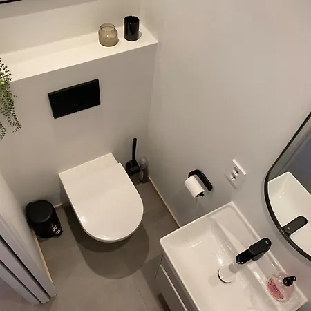 Spacious, 3 Bedroom House With Parking Берген