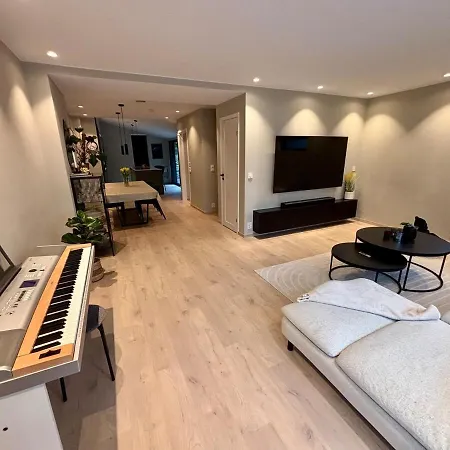 Spacious, 3 Bedroom House With Parking * Берген