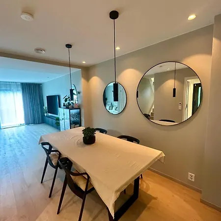 Spacious, 3 Bedroom House With Parking Appartement