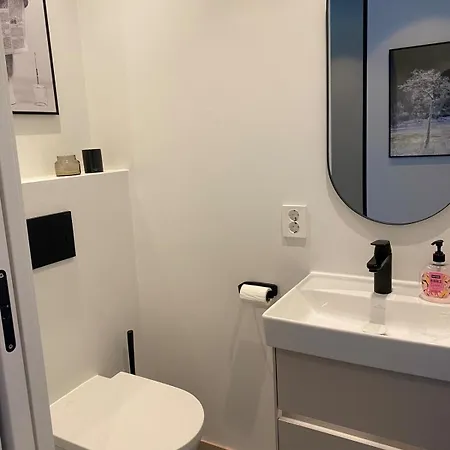 Spacious, 3 Bedroom House With Parking Bergen