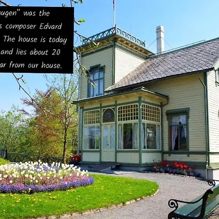 Spacious, 3 Bedroom House With Parking Bergen