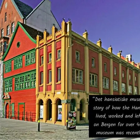 Spacious, 3 Bedroom House With Parking Bergen