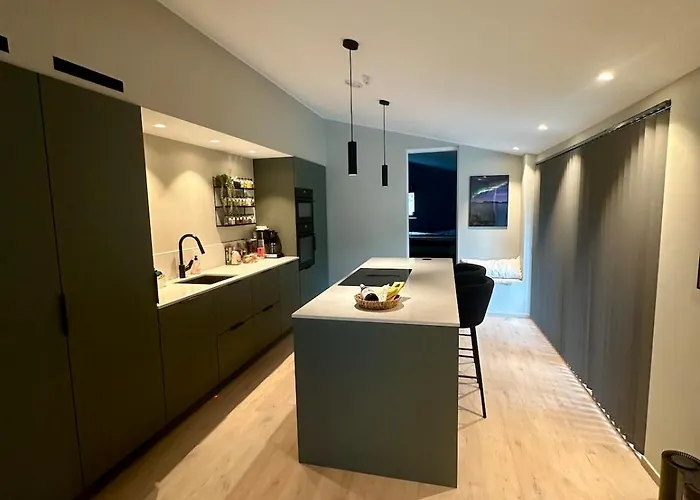 Spacious, 3 Bedroom House With Parking Апартаменты Берген