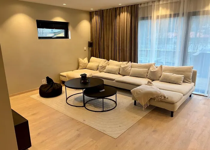 Spacious, 3 Bedroom House With Parking Берген