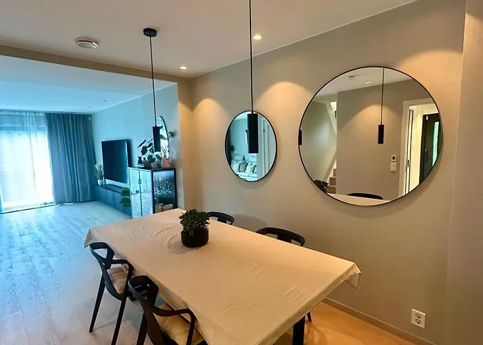 Spacious, 3 Bedroom House With Parking Апартаменты