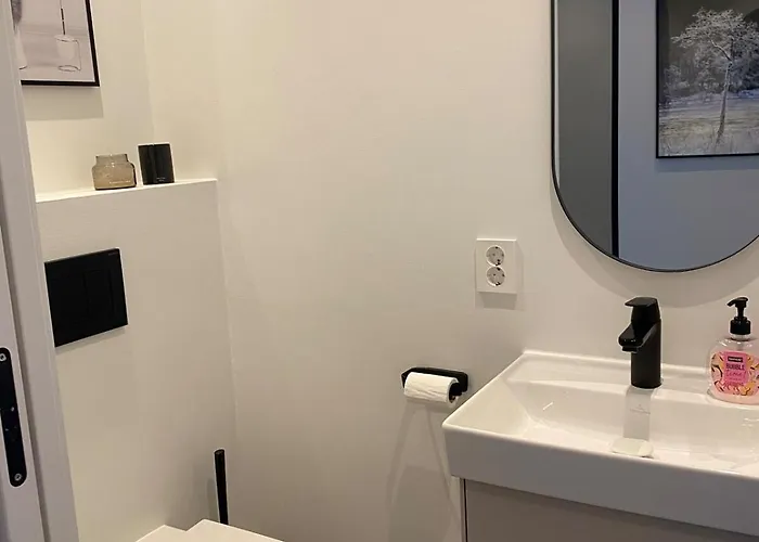 Spacious, 3 Bedroom House With Parking Берген