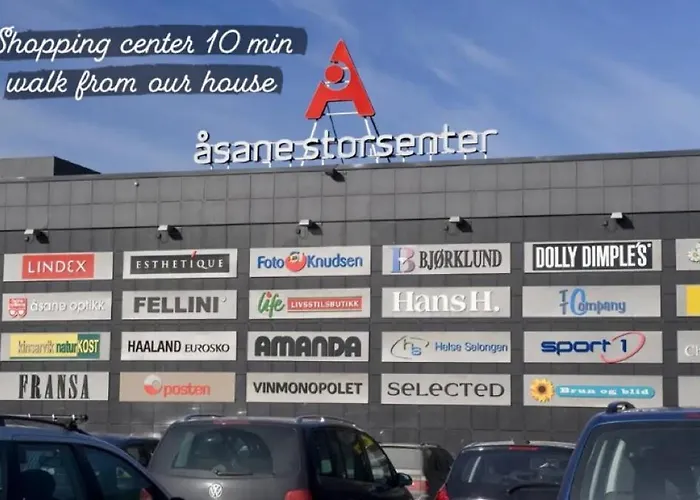 Spacious, 3 Bedroom House With Parking Μπέργκεν