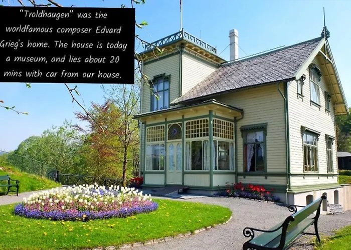 Spacious, 3 Bedroom House With Parking Берген