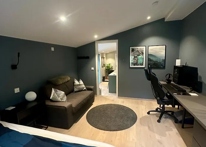 Spacious, 3 Bedroom House With Parking Апартаменты Берген