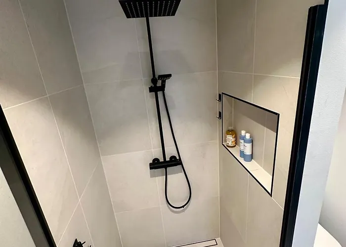 Spacious, 3 Bedroom House With Parking Διαμέρισμα Μπέργκεν