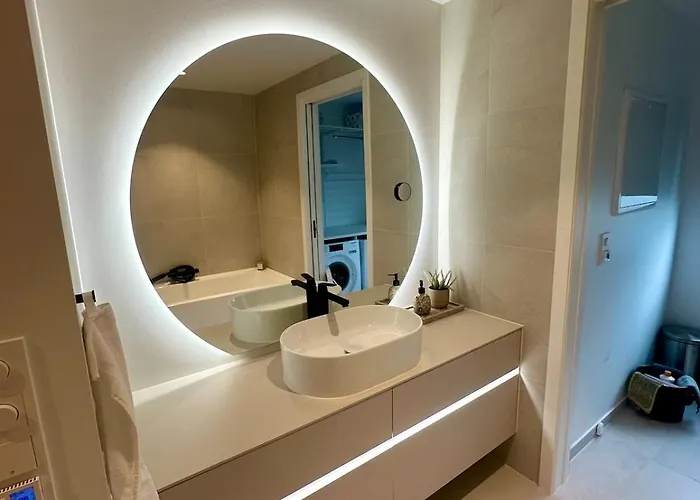 Spacious, 3 Bedroom House With Parking * Берген