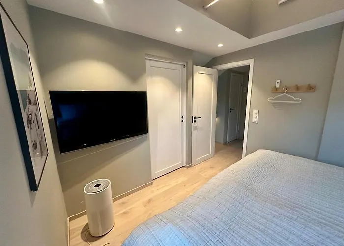 Spacious, 3 Bedroom House With Parking * Берген