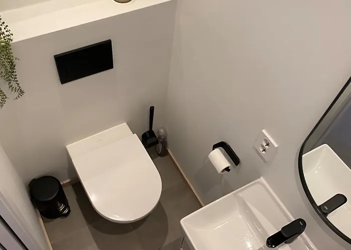 Spacious, 3 Bedroom House With Parking Берген