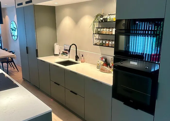 Spacious, 3 Bedroom House With Parking *