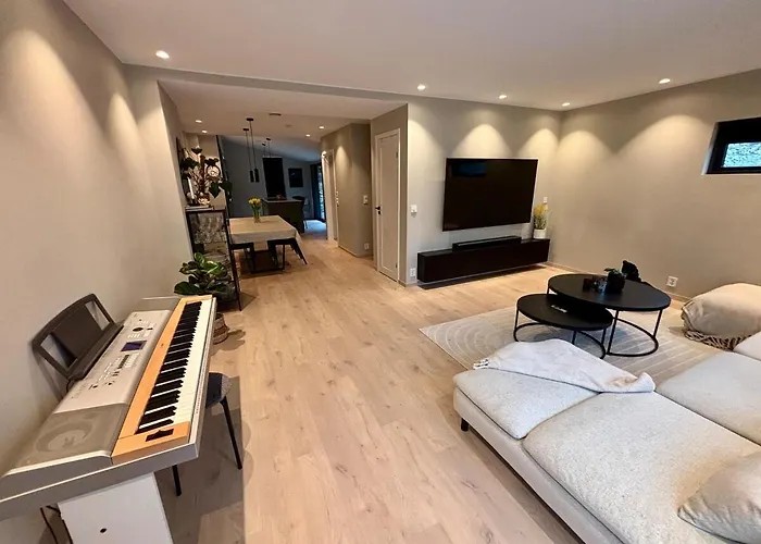 Spacious, 3 Bedroom House With Parking * Bergen