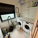 Spacious, 3 Bedroom House With Parking Apartment *