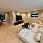 Apartment Spacious, 3 Bedroom House With Parking Bergen