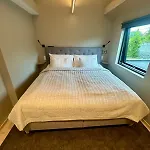 Apartment Spacious, 3 Bedroom House With Parking Bergen
