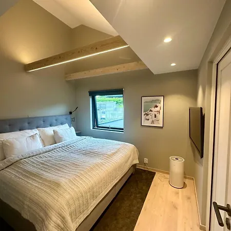 Lejlighed Spacious, 3 Bedroom House With Parking *