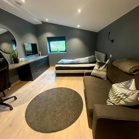 Lejlighed Spacious, 3 Bedroom House With Parking